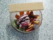 Rezept: Amarena-Kokos-Eis mit Früchten und Schokoladensoße Amarena-Kokos-Eis mit Früchten und Schokoladensoße - Rezept