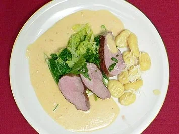 Rezept: Gratinierte Entenbrust im Wirsingbett an Orangensoße und Kartoffelgnocchi Gratinierte Entenbrust im Wirsingbett an Orangensoße und Kartoffelgnocchi - Rezept