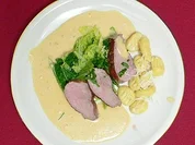 Gratinierte Entenbrust im Wirsingbett an Orangensoße und Kartoffelgnocchi - Rezept