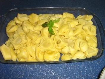 Rezept: Tortellini mit Tomaten-Gorgonzola-Soße Bild Nr. 10 Tortellini mit Tomaten-Gorgonzola-Soße - Rezept - Bild Nr. 10