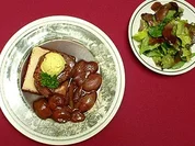 Roastbeef mit Stilton-Mousse und einer Burgunder-Schalottensoße - Rezept
