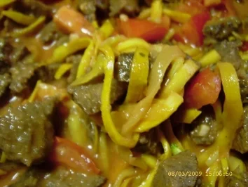 Zucchini - Juliennes mit Tatar an Reis - Rezept