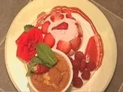 Amaretti–Soufflé trifft Erdbeercharlotte - Rezept