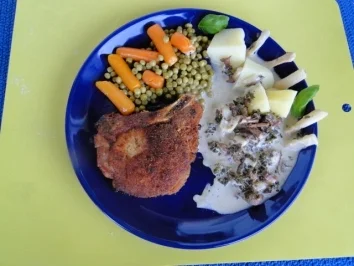 Rezept: Kottelet in Sahnesause mit Blauschimmelkäse z. B. Bavaria blue und Erbsen und Möhrchen Kottelet in Sahnesause mit Blauschimmelkäse z. B. Bavaria blue und Erbsen und Möhrchen - Rezept