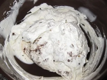 Rezept: Stracciatella-Kirsch-Torte... Bild Nr. 7 Stracciatella-Kirsch-Torte... - Rezept - Bild Nr. 7