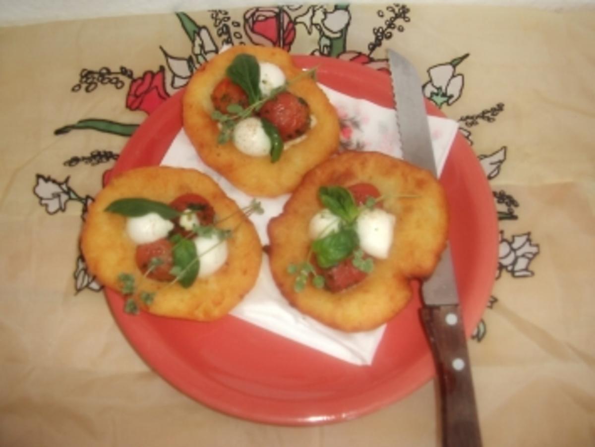 Mini-Pizzen aus Kartoffelteig - Rezept
