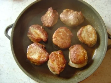 Heidelbeeren haben die Schweinemedallions verzaubert... und uns!!! - Rezept - Bild Nr. 3