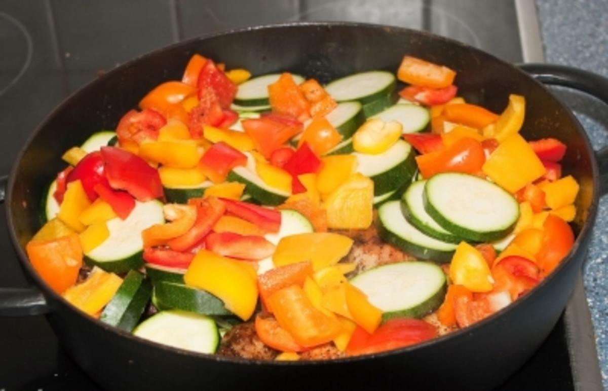 Hähnchenkeulen mit Schmorgemüse und Rosmarienkartoffeln - Rezept ...