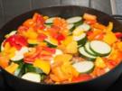 Hähnchenkeulen mit Schmorgemüse und Rosmarienkartoffeln - Rezept
