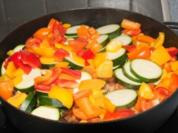Hähnchenkeulen mit Schmorgemüse und Rosmarienkartoffeln - Rezept