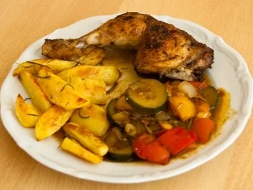 Hähnchenkeulen mit Schmorgemüse und Rosmarienkartoffeln - Rezept - Bild Nr. 2