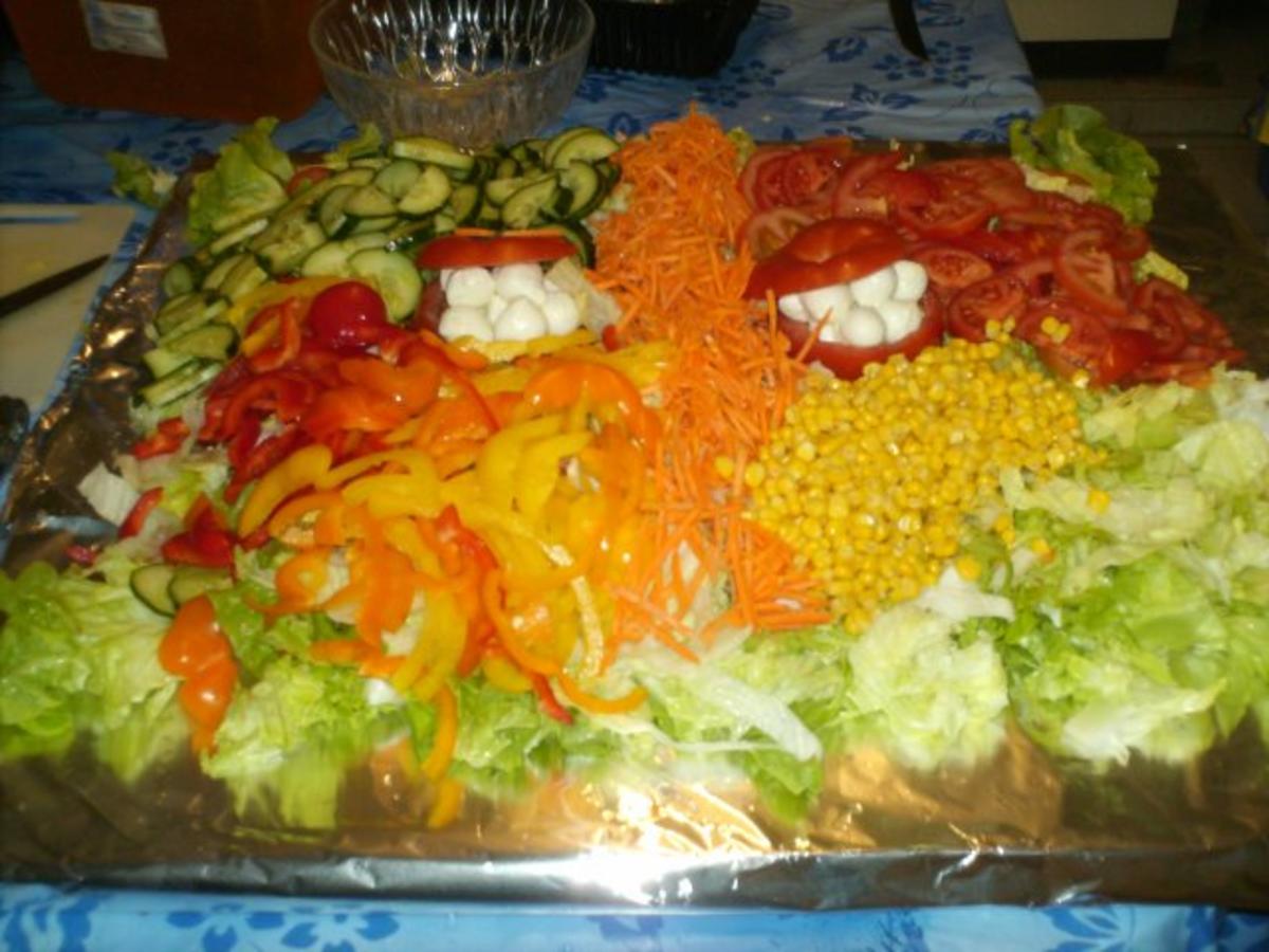Italienische Salatplatte mit Mozzarella - Rezept - kochbar.de