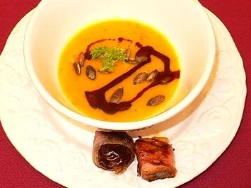 Kürbiscremesuppe mit Ananas- und Dattelhäppchen - Rezept