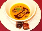 Kürbiscremesuppe mit Ananas- und Dattelhäppchen - Rezept