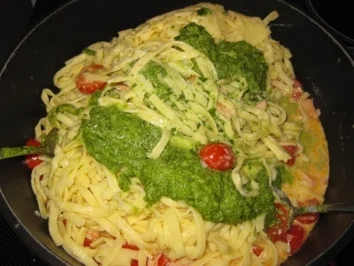 Pasta mit Räucherlachs - Zitronenpesto......... - Rezept