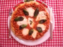 Bolognese-Pasta-Pizza mit Basilikum - Rezept