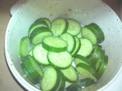 Schüttelgurken in Weißwein - Rezept