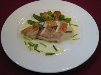 Farmpoularde mit Proseccosoße, Kaiserschoten und Pilzkartoffeln - Rezept