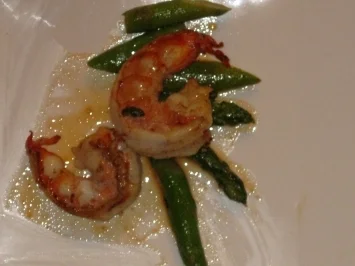 Rezept: Pikante Knoblauchgambas auf grünem Spargel mit Kokosschaum Pikante Knoblauchgambas auf grünem Spargel mit Kokosschaum - Rezept