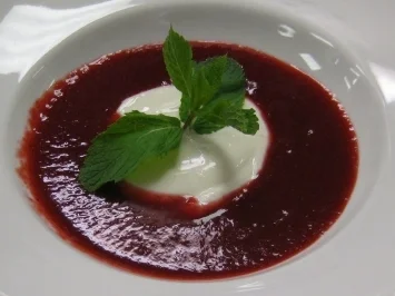 Beerensuppe mit Honig-Zitronenjoghurt - Rezept