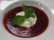 Beerensuppe mit Honig-Zitronenjoghurt - Rezept