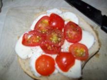 Schnelles Tomate-Mozarella-Brötchen - Rezept