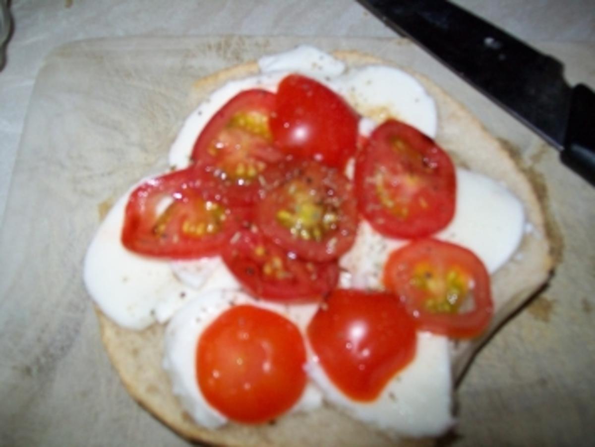 Bilder für Schnelles Tomate-Mozarella-Brötchen - Rezept