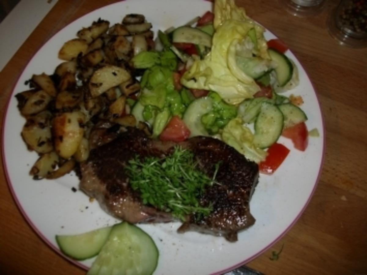 Rumpsteak mit Bratkartoffeln und buntem Salat - Rezept - kochbar.de