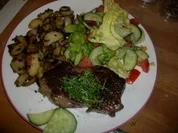Rumpsteak mit Bratkartoffeln und buntem Salat - Rezept