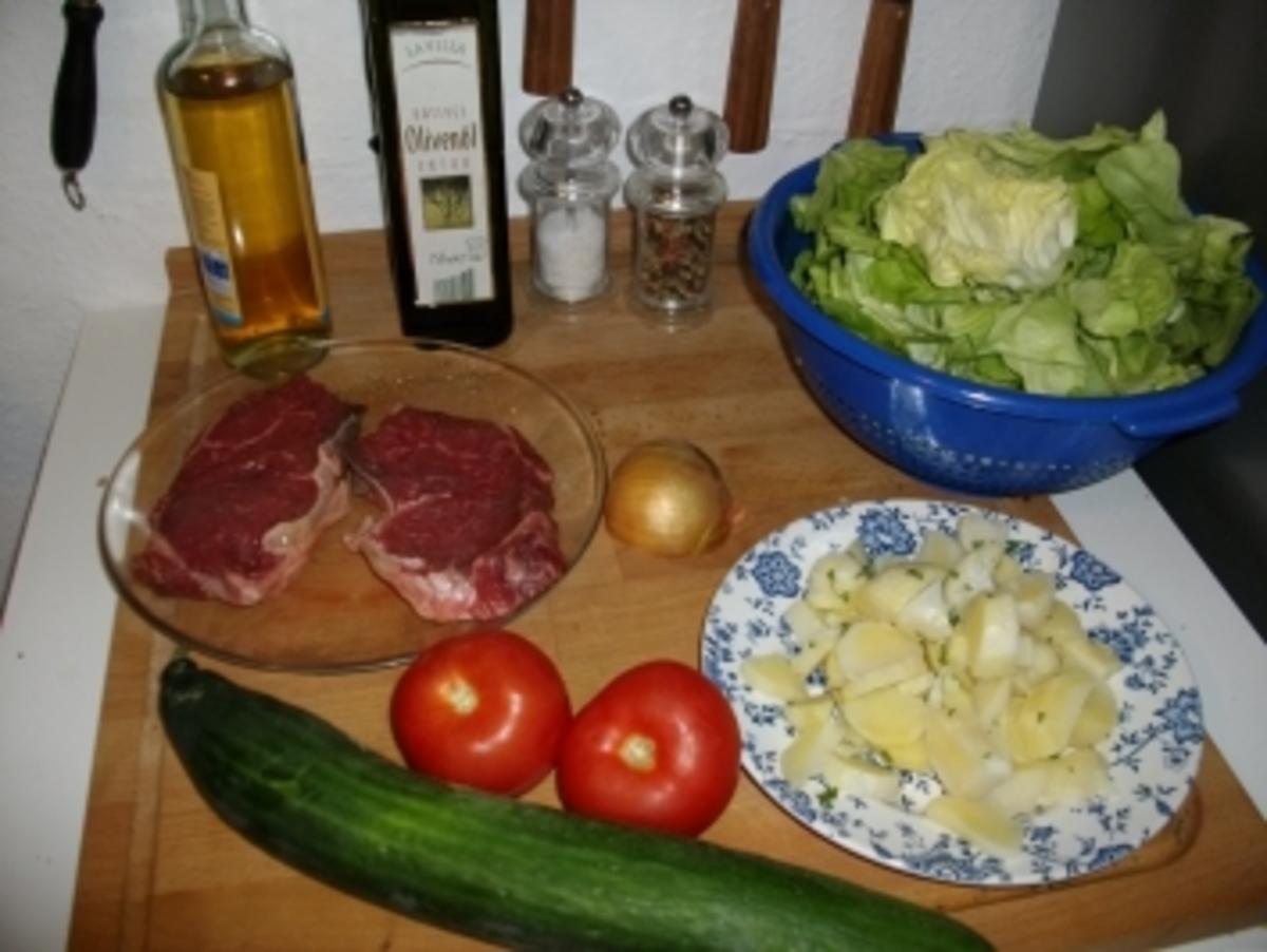 Rumpsteak mit Bratkartoffeln und buntem Salat - Rezept - Bild Nr. 3