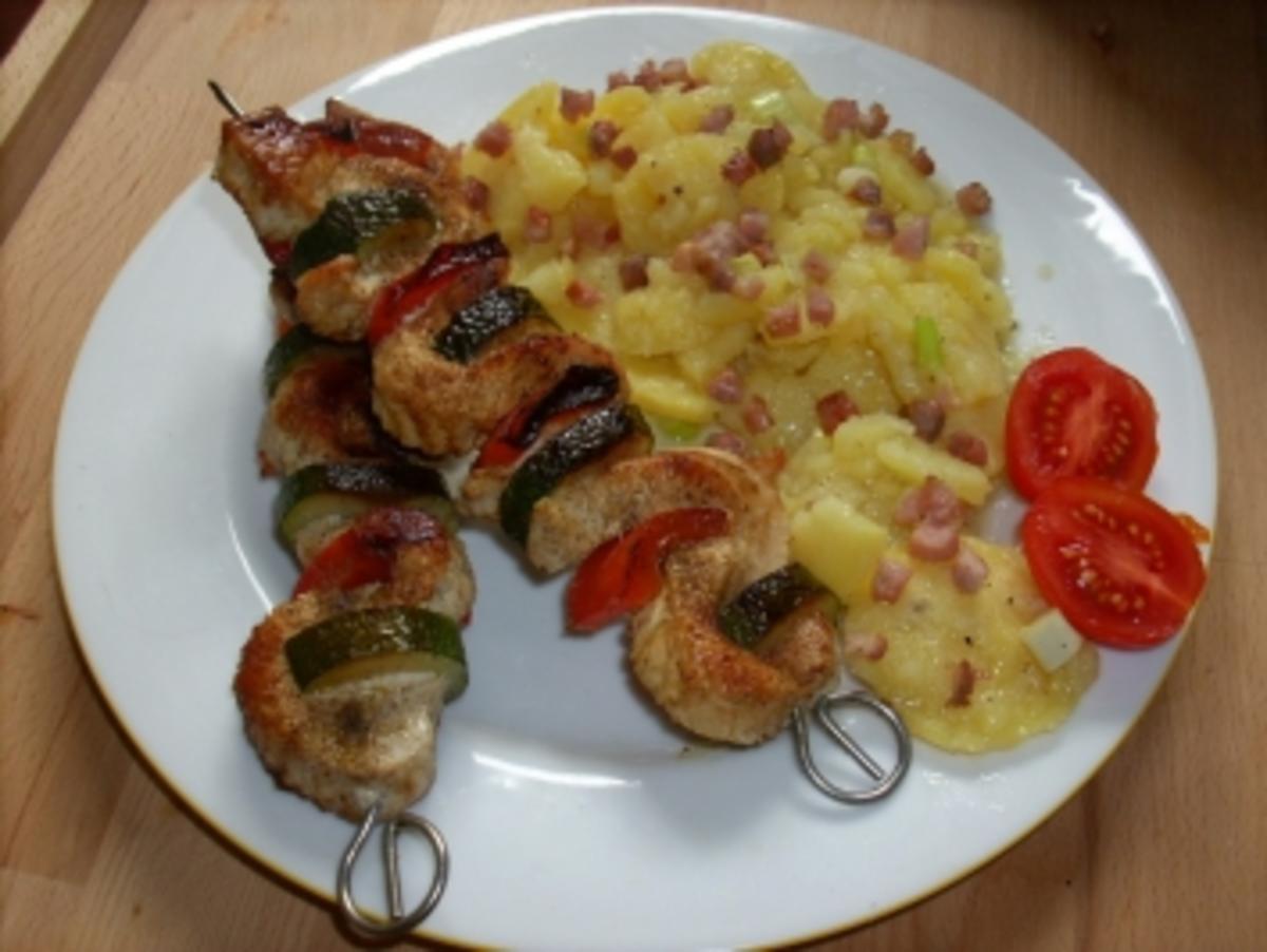 Putenspieße an Kartoffelsalat - Rezept - kochbar.de