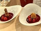 Schokoladenkrapfen mit Himbeeren auf Fruchtspiegel - Rezept - Bild Nr. 9