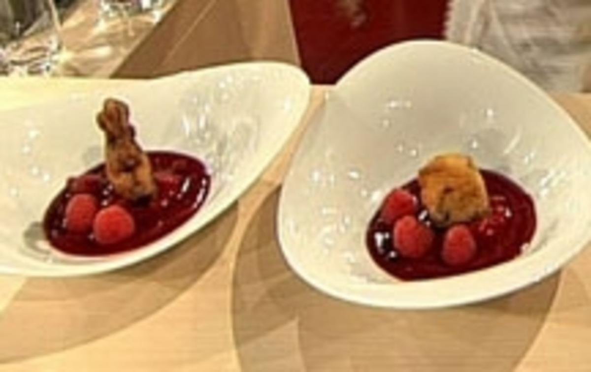 Schokoladenkrapfen mit Himbeeren auf Fruchtspiegel - Rezept - kochbar.de