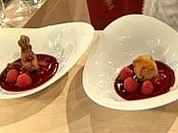 Schokoladenkrapfen mit Himbeeren auf Fruchtspiegel - Rezept - Bild Nr. 9