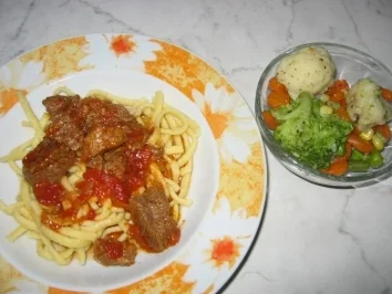 Rezept: Kokkinisto-Rindfleisch in Tomatensoße Kokkinisto-Rindfleisch in Tomatensoße - Rezept