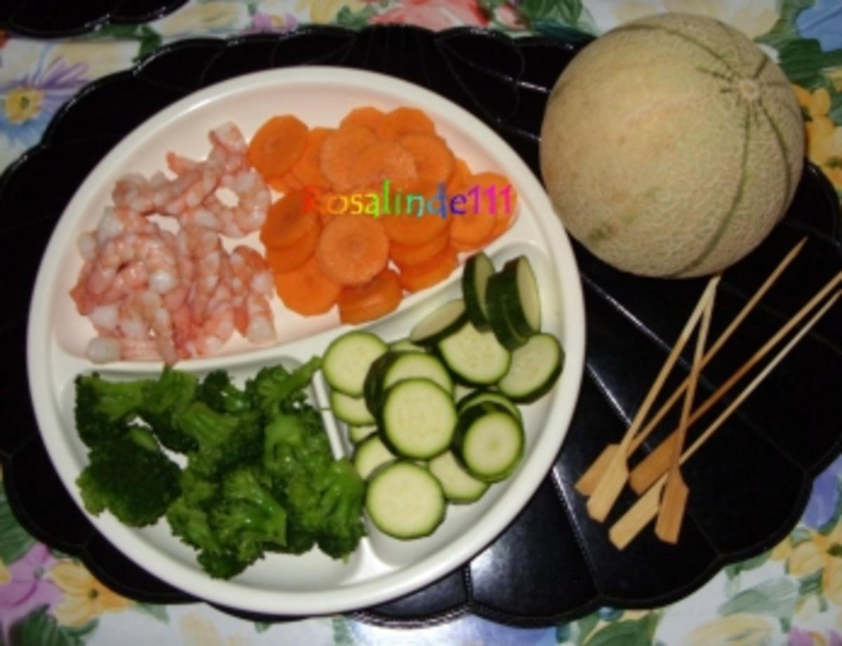 Linda´s Garnelen-Melonen-Spieße auf Gemüsebett - Rezept - Bild Nr. 2