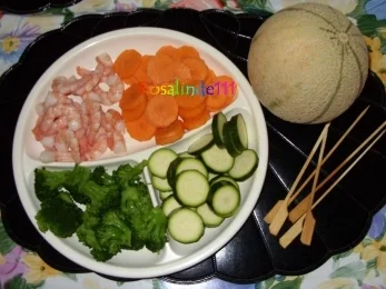 Linda´s Garnelen-Melonen-Spieße auf Gemüsebett - Rezept - Bild Nr. 2