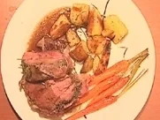 Rezept: Roastbeef in einem Steinpilz-Schinken-Mantel mit Rosmarinkartoffeln Roastbeef in einem Steinpilz-Schinken-Mantel mit Rosmarinkartoffeln - Rezept