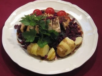 Hähnchenbrust mit Granatapfel, Rotkohl und Petersilie, dazu Drillinge - Rezept