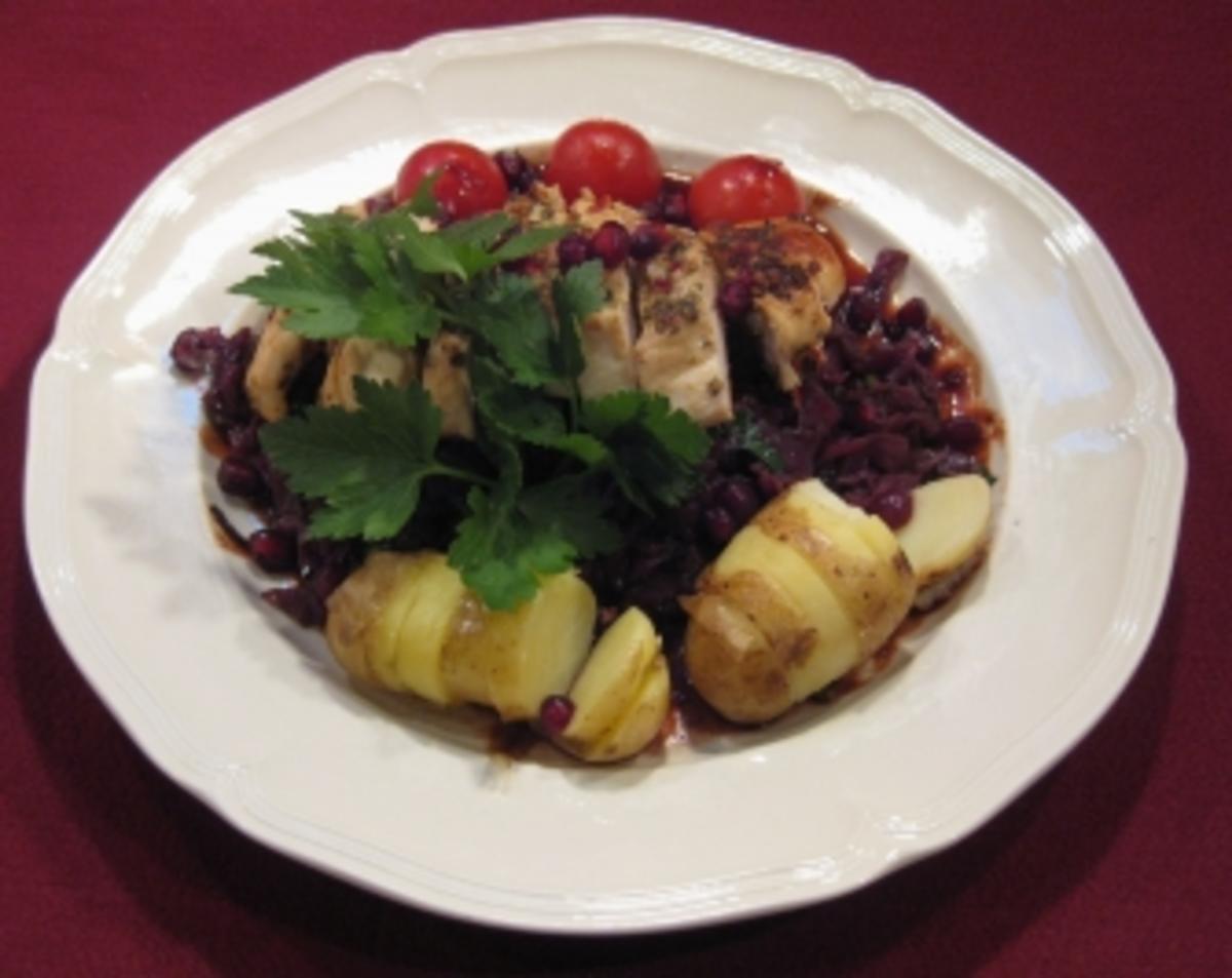 Bilder für Hähnchenbrust mit Granatapfel, Rotkohl und Petersilie, dazu Drillinge - Rezept