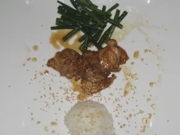 Rezept: Marinierte Hähnchenkeule an grünen Bohnen und Reisbällchen Marinierte Hähnchenkeule an grünen Bohnen und Reisbällchen - Rezept