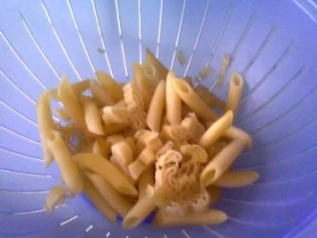 Resteverwertung mal anders! Eine Bratwurst-Zucchini-Nudel-Kartoffel Pfanne - Rezept - Bild Nr. 2