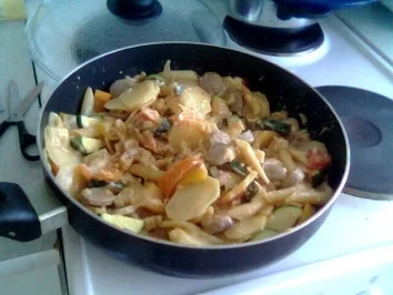 Resteverwertung mal anders! Eine Bratwurst-Zucchini-Nudel-Kartoffel Pfanne - Rezept - Bild Nr. 3