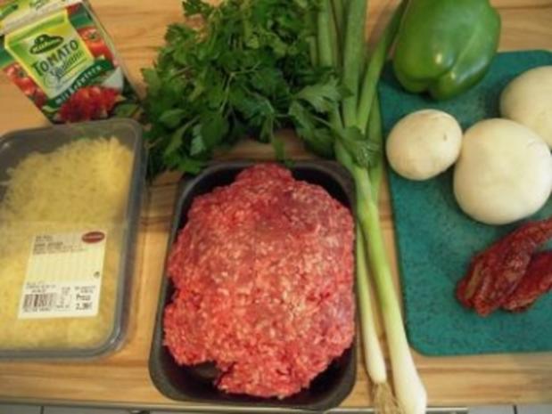 Rinderhacksteaks mit Gemüse-Käsehaube, überbacken - Rezept - kochbar.de
