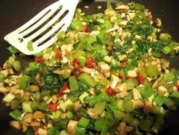 Rinderhacksteaks mit Gemüse-Käsehaube, überbacken - Rezept - Bild Nr. 3