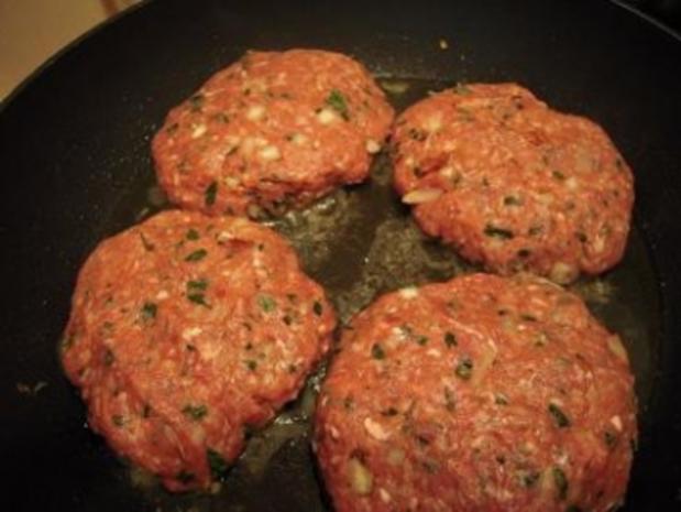 Rinderhacksteaks mit Gemüse-Käsehaube, überbacken - Rezept - kochbar.de