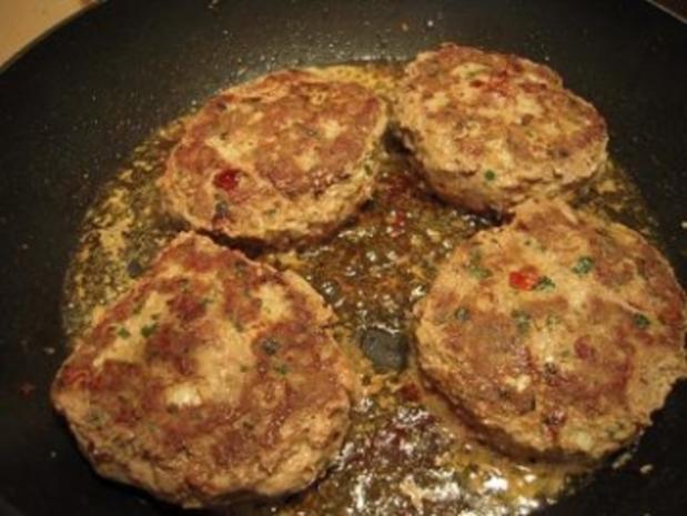 Rinderhacksteaks mit Gemüse-Käsehaube, überbacken - Rezept - kochbar.de