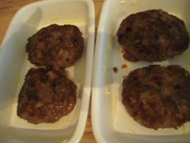 Rinderhacksteaks mit Gemüse-Käsehaube, überbacken - Rezept - kochbar.de