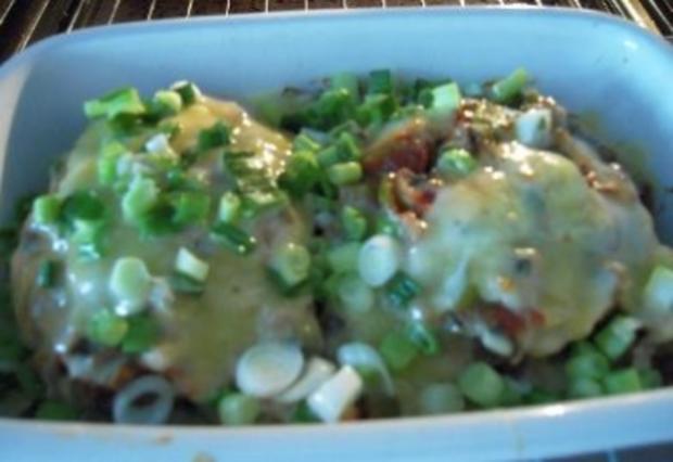 Rinderhacksteaks mit Gemüse-Käsehaube, überbacken - Rezept - kochbar.de