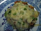 Rinderhacksteaks mit Gemüse-Käsehaube, überbacken - Rezept